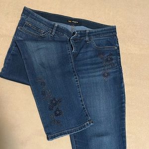 Women’s Lee jeans with appliqué. Size 16 short. Elastic waistband. VGUC.